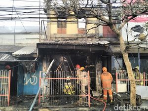 Sejumlah Kios Pedagang di Pasar Simpang Dago Bandung Kebakaran Sejumlah Kios Pedagang di Pasar Simpang Dago Bandung Kebakaran