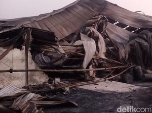 Kebakaran Gudang Thinner Pabrik Cat Avian Padam Usai 6 Jam Kebakaran Gudang Thinner Pabrik Cat Avian Padam Usai 6 Jam