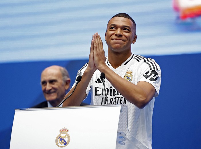 Soccer Football - Real Madrid unveil Kylian Mbappe - Santiago Bernabeu, Madrid, Spain - July 16, 2024 New Real Madrid signing Kylian Mbappe speaks to the crowd during the presentation REUTERS/Juan Medina