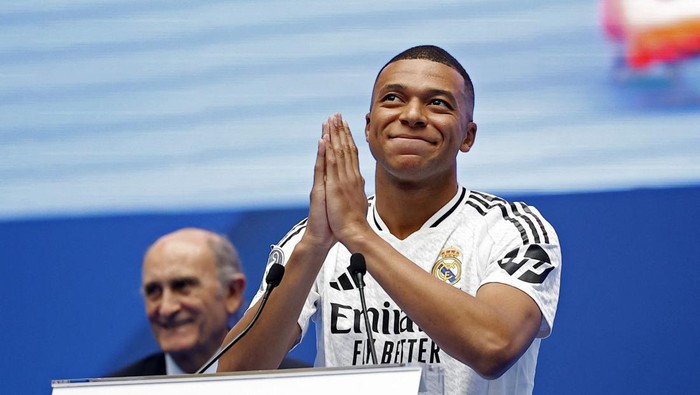 Soccer Football - Real Madrid unveil Kylian Mbappe - Santiago Bernabeu, Madrid, Spain - July 16, 2024 New Real Madrid signing Kylian Mbappe speaks to the crowd during the presentation REUTERS/Juan Medina