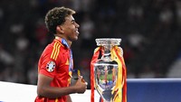 Yamal membawa Spanyol jadi juara di umur 17 tahun 2 hari. Dia tetap mengikuti kelas sekolah online di sela-sela turnamen. (Foto: dpa/picture alliance via Getty I/picture alliance)