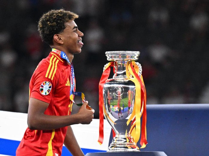 15 July 2024, Berlin: Soccer, UEFA Euro 2024, European Championship, Final, Spain - England, Olympiastadion Berlin, Spain's Lamine Yamal walks past the trophy with his gold medal after winning the final. Photo: Tom Weller/dpa (Photo by Tom Weller/picture alliance via Getty Images)