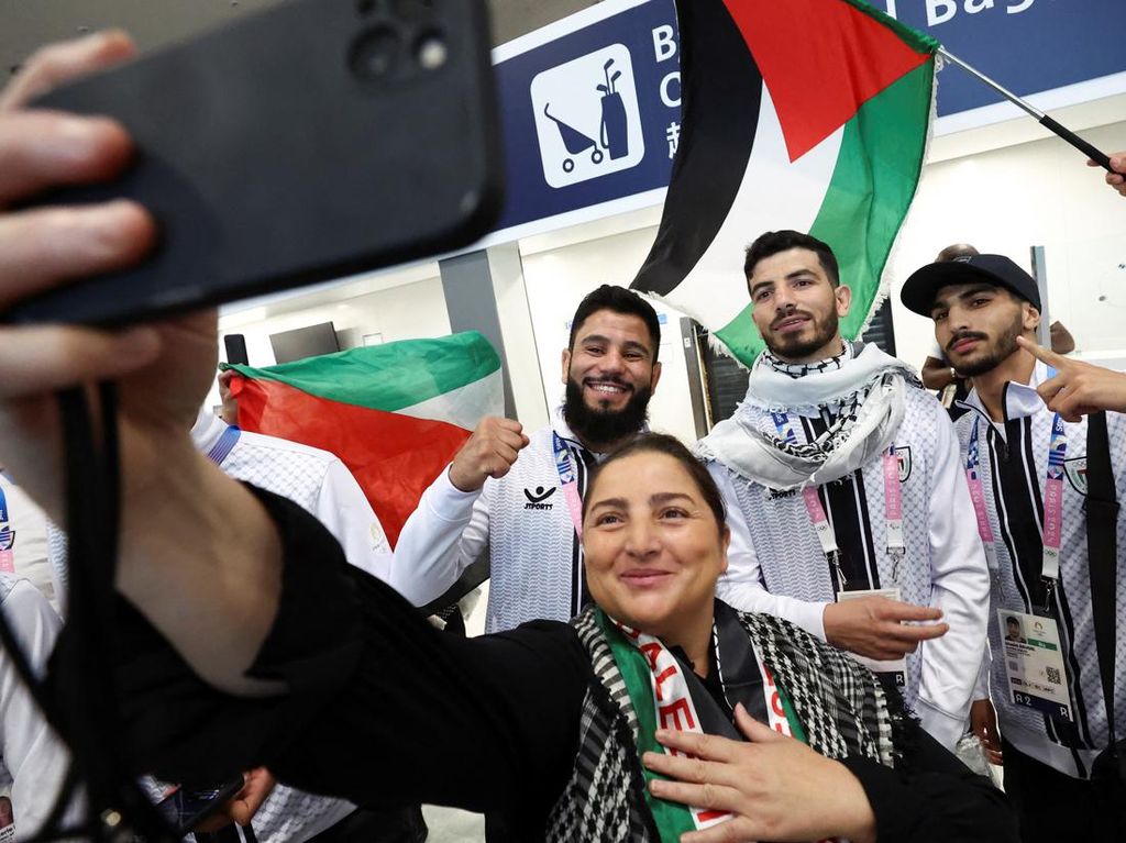 Momen Atlet Palestina Tiba di Paris Disambut Antusias Momen Atlet Palestina Tiba di Paris Disambut Antusias