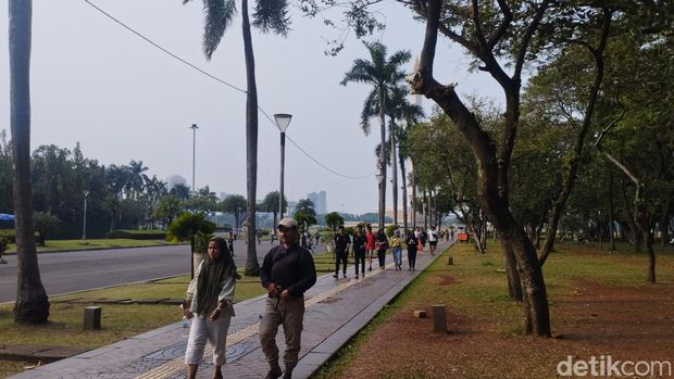 Monas tengah menjadi sorotan karena waktu operasional yang hanya sampai pukul 16.00 WIB. Begini suasana saat warga satu-persatu meninggalkan kawasan (Belia/detikcom)