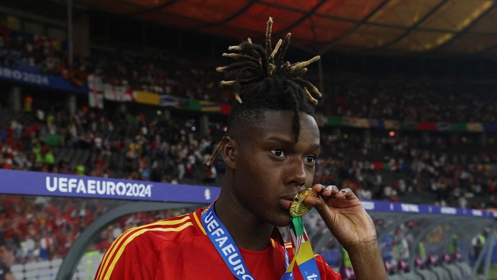 Nico Williams Soccer Football - Euro 2024 - Final - Spain v England - Berlin Olympiastadion, Berlin, Germany - July 14, 2024 Spain's Nico Williams kisses his medal after winning the Euro 2024 REUTERS/Lee Smith
