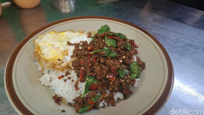 Oseng Thai: Aroy! Oseng Ayam hingga Pad Krapao Hidden Gem Nyempil di Jakarta