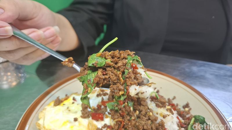 Oseng Thai: Aroy! Oseng Ayam hingga Pad Krapao Hidden Gem Nyempil di Jakarta