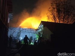 Pabrik Cat Avian di Buduran Sidoarjo Terbakar Hebat