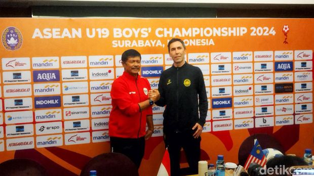 Pelatin Indonesia U-19 Indra Sjafri dan instruktur Malaysia U-19 Juan Torres Garrido
