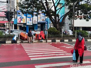 Warga Tetap Melintas di Pelican Crossing SDN Pocin 1 Depok: JPO Kejauhan Warga Tetap Melintas di Pelican Crossing SDN Pocin 1 Depok: JPO Kejauhan