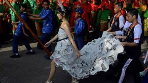 Kreatif, Siswi SMP di Makassar Sulap Kertas Koran Jadi Gaun Cantik