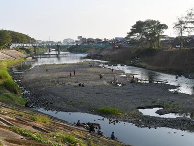 Penampakan Sungai di Madiun yang Mengering Akibat Kemarau