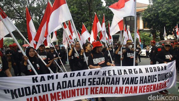 Peringatan Kerusuhan 27 Juli, Massa Jalan Kaki dari DPP PDIP ke Komnas HAM