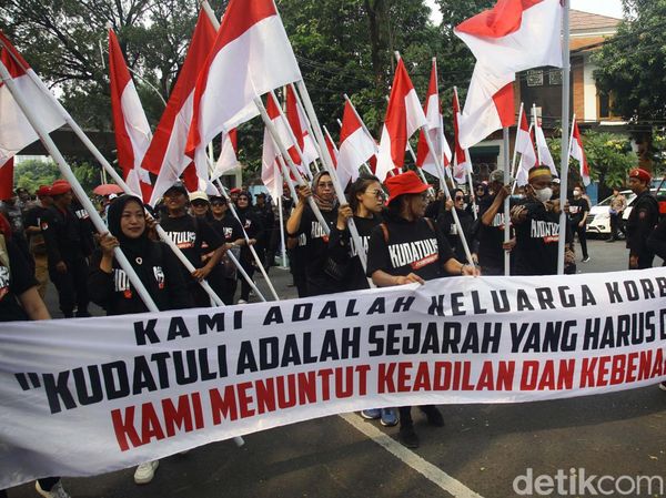 Peringatan Kerusuhan 27 Juli, Massa Jalan Kaki dari DPP PDIP ke Komnas HAM