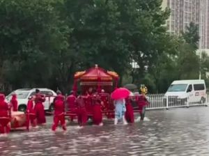 Anti Mainstream, Pernikahan Ini Digelar di Tengah Hujan dan Banjir