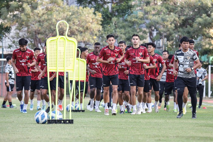 Sejumlah pesepak bola Timnas Indonesia mengikuti latihan jelang pertandingan semifinal ASEAN U-19 Boys Championship atau AFF U-19 di Lapangan THOR, Surabaya, Jawa Timur, Jumat (26/7/2024). Timnas Indonesia akan bertemu Malaysia dalam semifinal ASEAN U-19 Boys Championship atau AFF U-19 di Stadion Gelora Bung Tomo pada Sabtu (27/7). ANTARA FOTO/Rizal Hanafi/tom.
