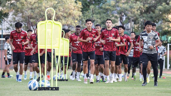 Potret Latihan Timnas Indonesia U-19 Jelang Semifinal Lawan Malaysia Sejumlah pesepak bola Timnas Indonesia mengikuti latihan jelang pertandingan semifinal ASEAN U-19 Boys Championship atau AFF U-19 di Lapangan THOR, Surabaya, Jawa Timur, Jumat (26/7/2024). Timnas Indonesia akan bertemu Malaysia dalam semifinal ASEAN U-19 Boys Championship atau AFF U-19 di Stadion Gelora Bung Tomo pada Sabtu (27/7). ANTARA FOTO/Rizal Hanafi/tom.