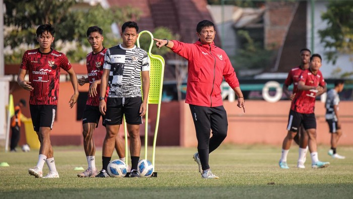 Potret Latihan Timnas Indonesia U-19 Jelang Semifinal Lawan Malaysia Sejumlah pesepak bola Timnas Indonesia mengikuti latihan jelang pertandingan semifinal ASEAN U-19 Boys Championship atau AFF U-19 di Lapangan THOR, Surabaya, Jawa Timur, Jumat (26/7/2024). Timnas Indonesia akan bertemu Malaysia dalam semifinal ASEAN U-19 Boys Championship atau AFF U-19 di Stadion Gelora Bung Tomo pada Sabtu (27/7). ANTARA FOTO/Rizal Hanafi/tom.