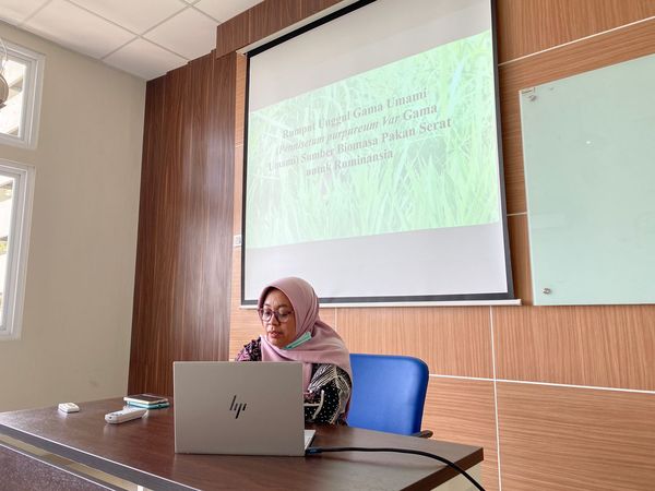 Prof. Ir. Nafiatul Umami, S.Pt., MP., Ph.D., IPM., ASEAN Eng. saat memaparkan Inovasi Rumput Gama Umami di Fakultas Peternakan UGM, Jumat (26/7/2024)