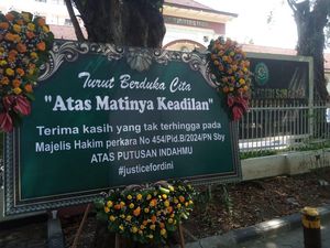 Karangan Bunga Matinya Keadilan Muncul di PN Surabaya Usai Ronald Bebas Karangan Bunga Matinya Keadilan Muncul di PN Surabaya Usai Ronald Bebas