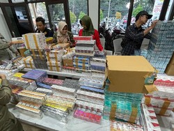 Satpol PP-Bea Cukai Razia Warung di Bogor, Sita 113 Ribu Batang Rokok Ilegal