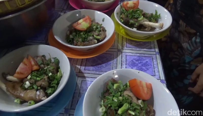 Sop Kikil Kambing Pangkah Tegal. Warung Bu Chamdi ini terkenal dengan kuah sop berempah yang bikin hangat badan. Foto diunggah Jumat (26/7/202$).