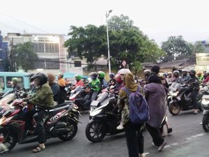 Warga Harap JPO Dewi Sartika Jaktim Cepat Tuntas: Susah Nyeberang di Sini