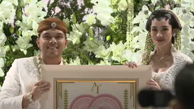 Thariq Halilintar dan Aaliyah Massaid resmi menjadi suami istri setelah pernikahan mereka dinyatakan sah pada Jumat (26/7/2024) pagi. (Tangkapan layar YouTube Thariq Halilintar)