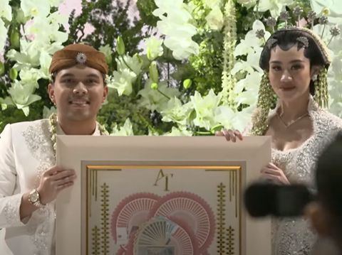 Thariq Halilintar dan Aaliyah Massaid resmi menjadi suami istri setelah pernikahan mereka dinyatakan sah pada Jumat (26/7/2024) pagi. (Tangkapan layar YouTube Thariq Halilintar)