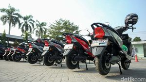 Tekan Emisi, Para Pekerja Ini Dibekali Motor Listrik