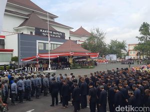 Doa dan Bendera Setengah Tiang untuk Hamzah Haz di HUT Kabupaten Tasik Doa dan Bendera Setengah Tiang untuk Hamzah Haz di HUT Kabupaten Tasik