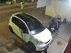 Ada-ada Saja, Bapak-bapak Ini Nekat Curi Meja di Warung Bakso Bekasi