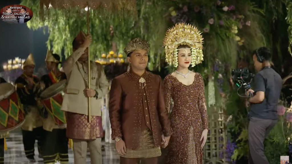 Foto Resepsi Thariq-Aaliyah Massaid, Usung Adat Minang Dengan Dekorasi Mewah Foto Resepsi Thariq-Aaliyah Massaid, Usung Adat Minang Dengan Dekorasi Mewah