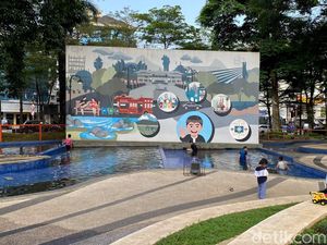 Bahagia Itu Sederhana, Cukup Berenang di Kolam Taman Sejarah Bandung Bahagia Itu Sederhana, Cukup Berenang di Kolam Taman Sejarah Bandung