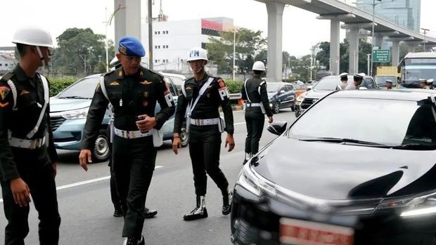 Aparat gabungan Ditlantas Polda Metro Jaya dan Pomdam Jaya melakukan penindakan di Tol Dalam Kota.