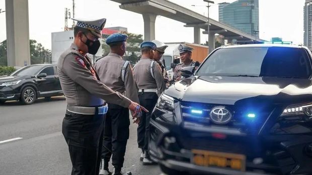 Aparat gabungan Ditlantas Polda Metro Jaya dan Pomdam Jaya melakukan penindakan di Tol Dalam Kota.