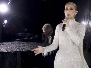 Gaya Berkilau Celine Dion dengan Gaun Mutiara di Pembukaan Olimpiade 2024 Gaya Berkilau Celine Dion dengan Gaun Mutiara di Pembukaan Olimpiade 2024