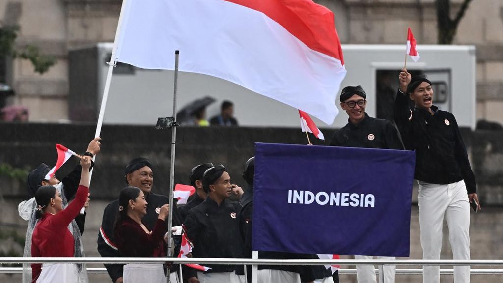 Potret Kontingen Indonesia di Atas Kapal Saat Pembukaan Olimpiade Paris 2024 Potret Kontingen Indonesia di Atas Kapal Saat Pembukaan Olimpiade Paris 2024