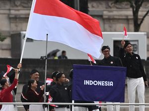 Potret Kontingen Indonesia di Atas Kapal Saat Pembukaan Olimpiade Paris 2024 Potret Kontingen Indonesia di Atas Kapal Saat Pembukaan Olimpiade Paris 2024