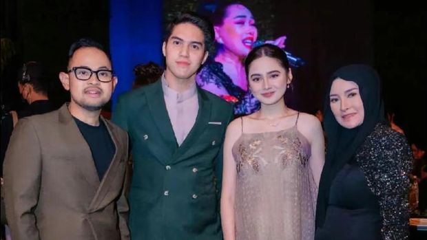 Momen kedekatan El Rumi dan Syifa Hadju di nikahan Thariq Halilintar dan Aaliyah
