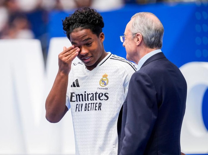 MADRID, SPAIN - JULY 27: Endrick Felipe Moreira de Sousa gets emotional during his presentation at Estadio Santiago Bernabeu on July 27, 2024 in Madrid, Spain. (Photo by Alberto Gardin/Eurasia Sport Images/Getty Images)
