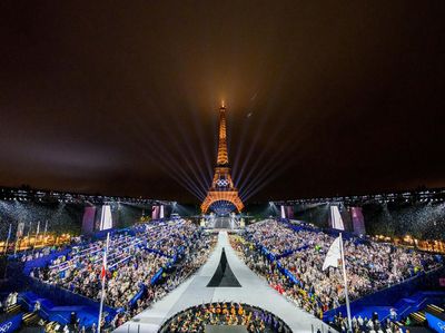 Gemerlap Menara Eiffel Saat Pembukaan Olimpiade Paris 2024
