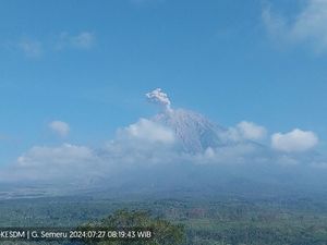 Semeru Erupsi 4 Kali Hingga Siang Hari, Ketinggian Abu Vulkanik 300-800 M