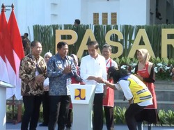 Ditemani Iriana, Jokowi Resmikan Rehabilitasi Pasar Jongke di Solo