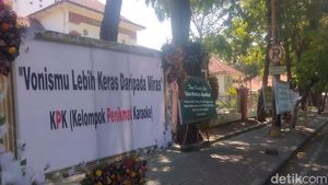 Potret Karangan Bunga Kecam Hakim Vonis Bebas Ronald Hiasi PN Surabaya