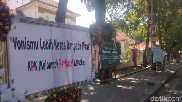 Potret Karangan Bunga Kecam Hakim Vonis Bebas Ronald Hiasi PN Surabaya