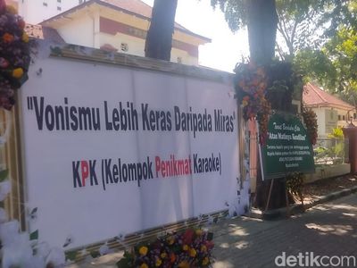 Potret Karangan Bunga Kecam Hakim Vonis Bebas Ronald Hiasi PN Surabaya