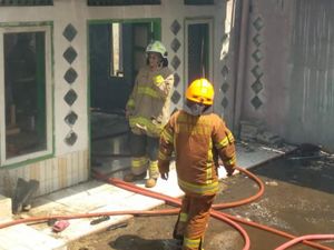 Bangunan Masjid di Pasar Caringin Bandung Terbakar Bangunan Masjid di Pasar Caringin Bandung Terbakar
