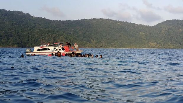 KM. Samarinda berkapasitas 7 GT, angkut 40 penumpang dari pelabuhan Tarempa tujuan pelabuhan Matak tenggelam di perairan Matak, pada Jum' at sore ( 26/7), tidak mengutamakan keselamatan bagi penumpang.