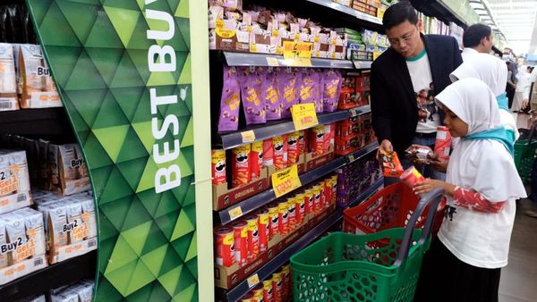 Membahagiakan Anak Yatim dengan Berbelanja Bersama